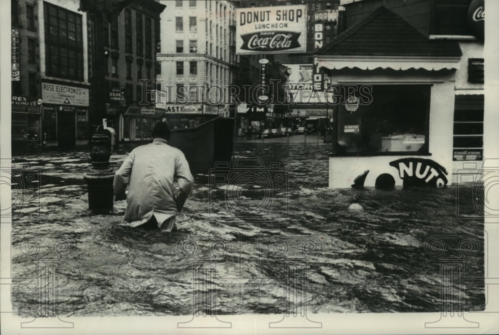 1960 Press Photo A pedestrian braved deep water in Manhattan caused by Donna- Historic Images