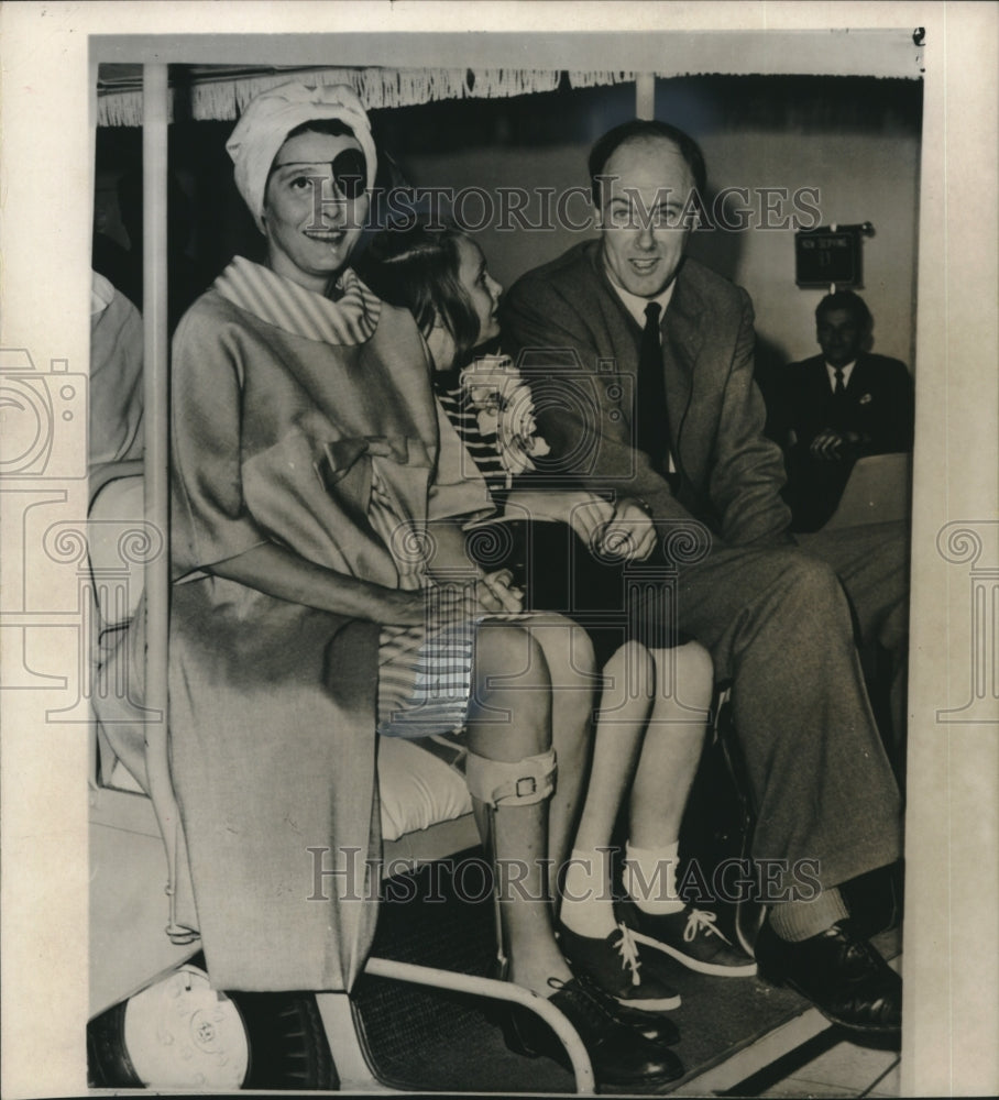 1965 Press Photo Actress Patricia Neal with family in Hollywood, CA hospital- Historic Images