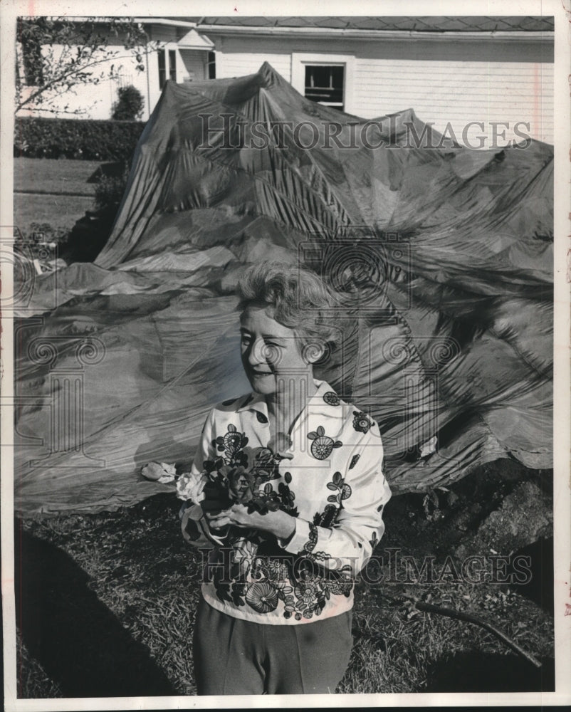 1964 Press Photo Mrs. Rod Van Every, Gardner in Shorewood, Wisconsin - mjc23100- Historic Images