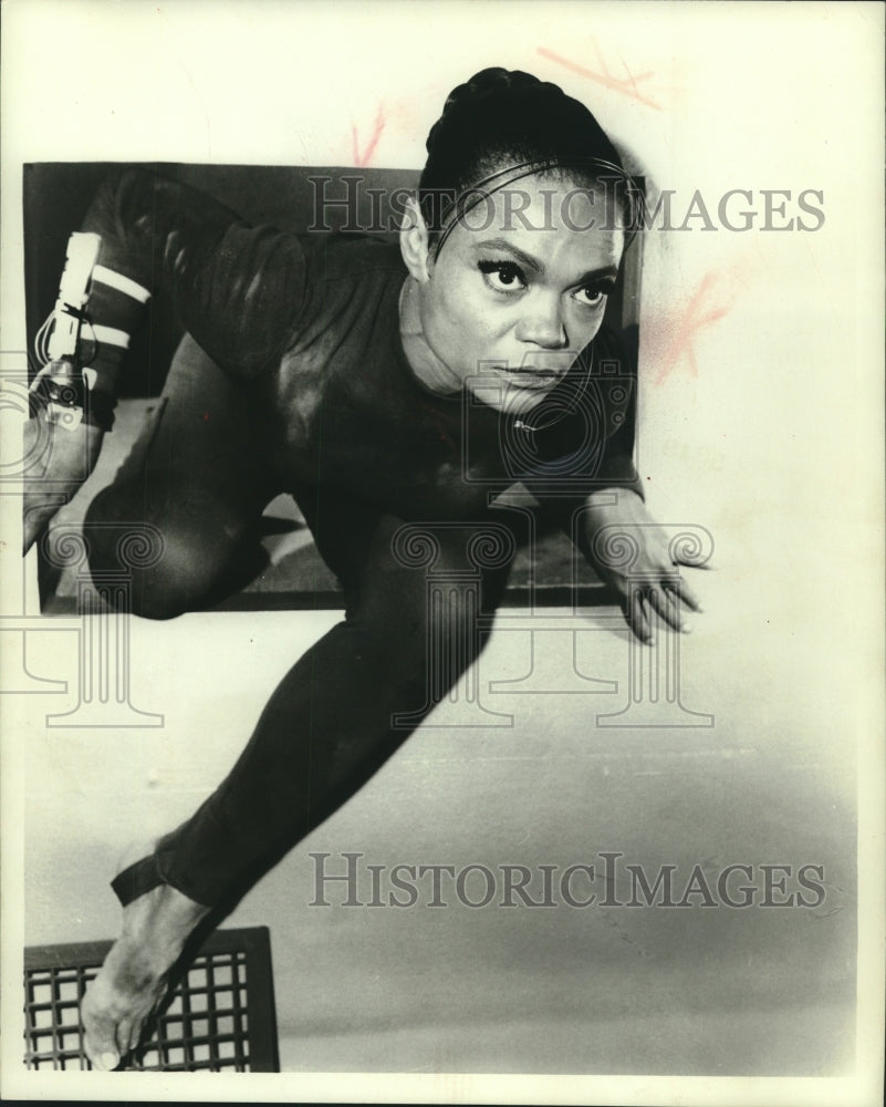 1967 Press Photo Singer Eartha Kitt coming out of a ventilation duct.- Historic Images