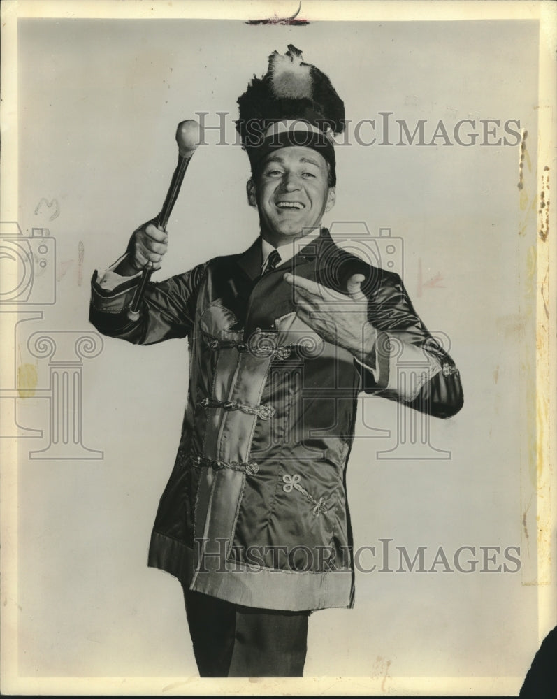 1951 Press Photo Forest Tucker plays cheerful swindler in &quot;Music Man.&quot;- Historic Images