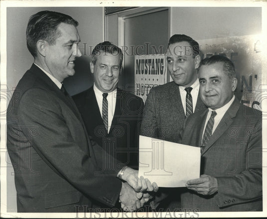 1965 Press Photo Ford Motor Co. general manager Richard Unger awards managers- Historic Images