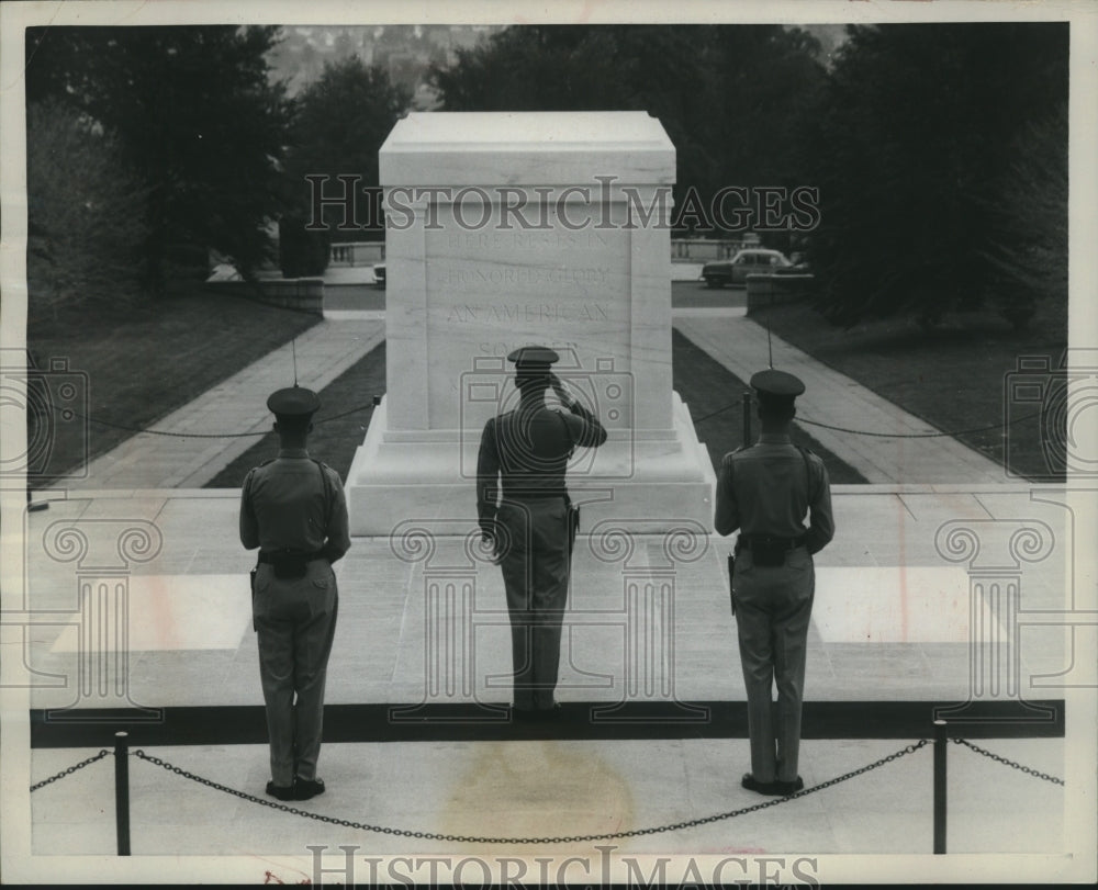 1958 Press Photo Changing of the guard at Arlington National Cemetery- Historic Images