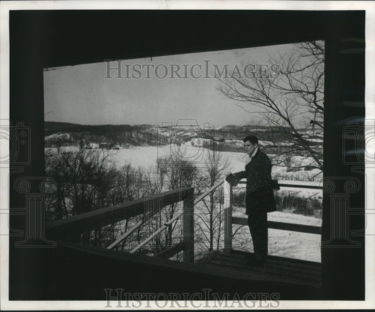 1963 Press Photo Window frames valley scene at Milwaukee's Ullr Ski club chalet.- Historic Images