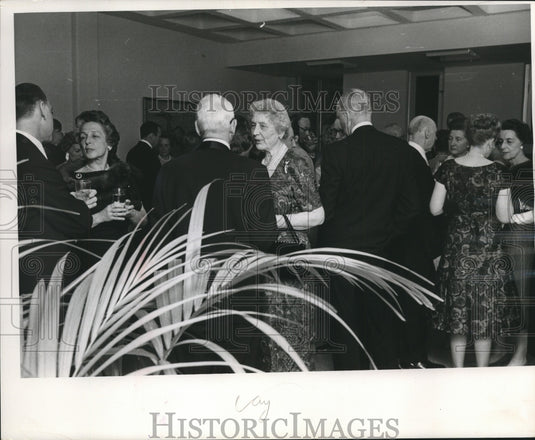 1963 Press Photo One of several Uihleins, including Miss Paula, in the library.- Historic Images