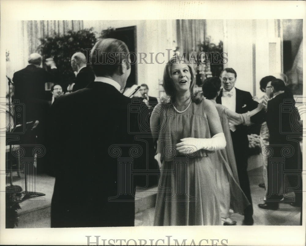 1974 Press Photo Susan Ford &amp; her father, President Gerald Ford, at reception- Historic Images