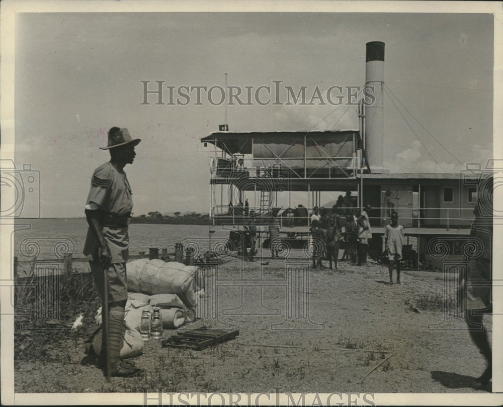 1937 Press Photo Native constabulary man at steamer landing in Centreal Afirca- Historic Images