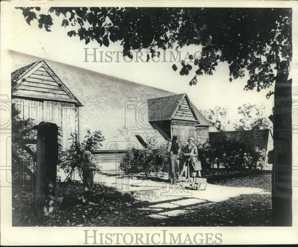 1963 Press Photo Sightseers in Jourdans, England by barn built from Mayflower- Historic Images