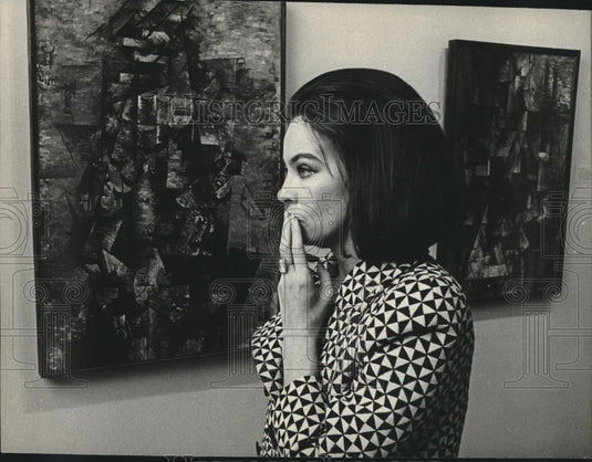 1967 Press Photo Leslie Caron enjoys looking at works of other painters- Historic Images
