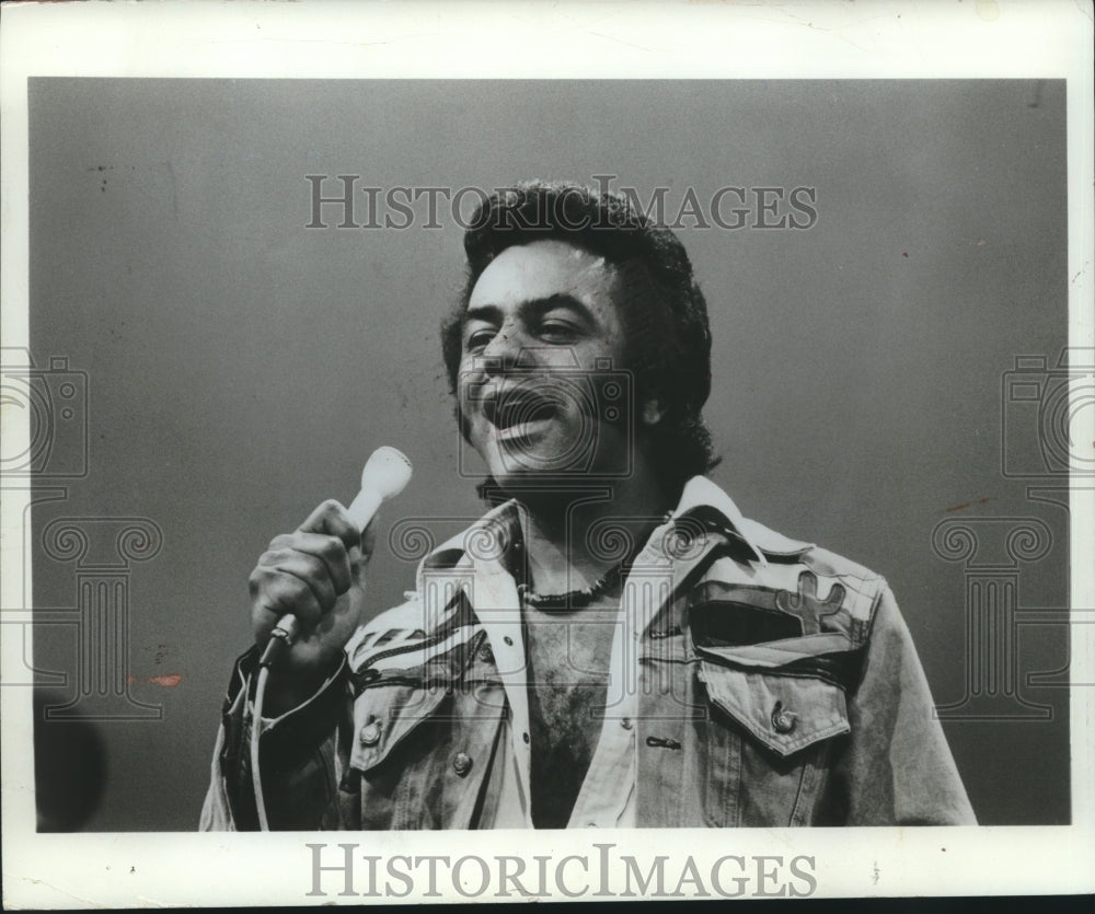 1974 Press Photo Singer Johnny Mathis Sings A Tune- Historic Images