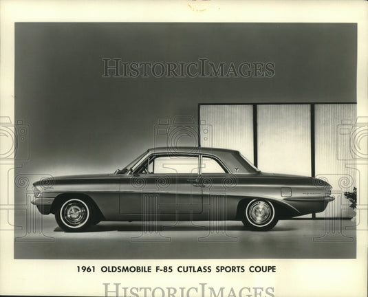 1961 Press Photo Oldsmobile F-85 Cutlass Sports Coupe Lansing, Michigan- Historic Images