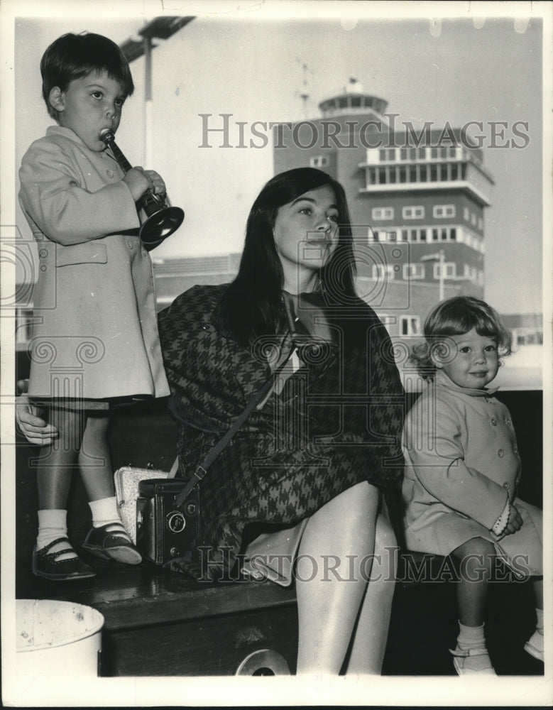 1961 Press Photo Leslie Caron With Children Enjoys Music Played By Son, London- Historic Images