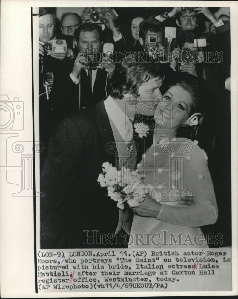 1969 Press Photo British actor Roger Moore with his bride, Luisa Mattioli- Historic Images