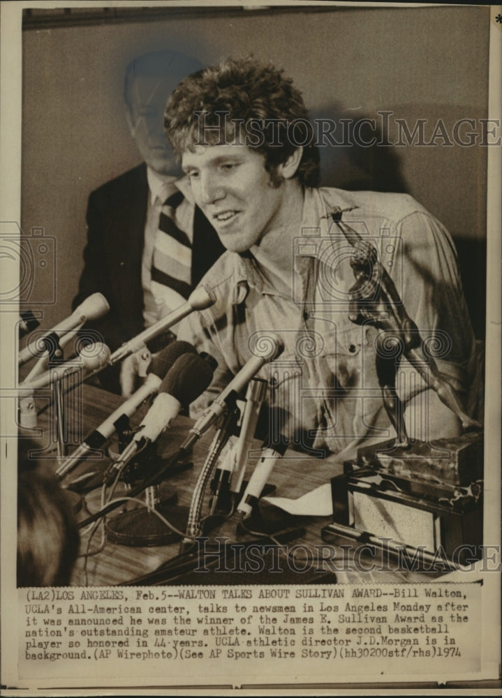1974 Press Photo Bill Walton talks to newsmen in Los Angeles after winning award