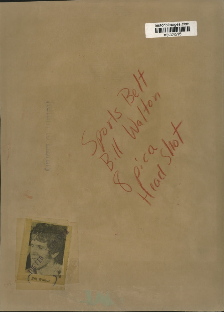 1974 Press Photo Bill Walton talks to newsmen in Los Angeles after winning award