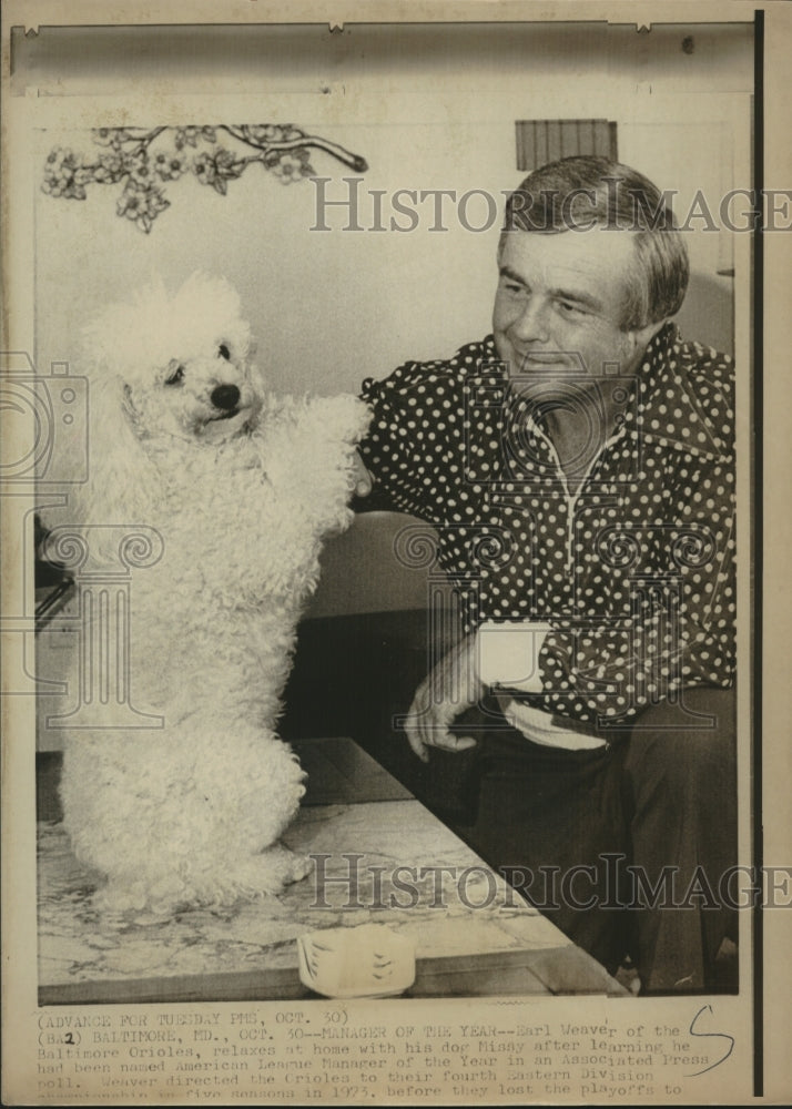 Load image into Gallery viewer, 1973 Press Photo Earl Weaver of Baltimore Orioles at home with his dog Missy
