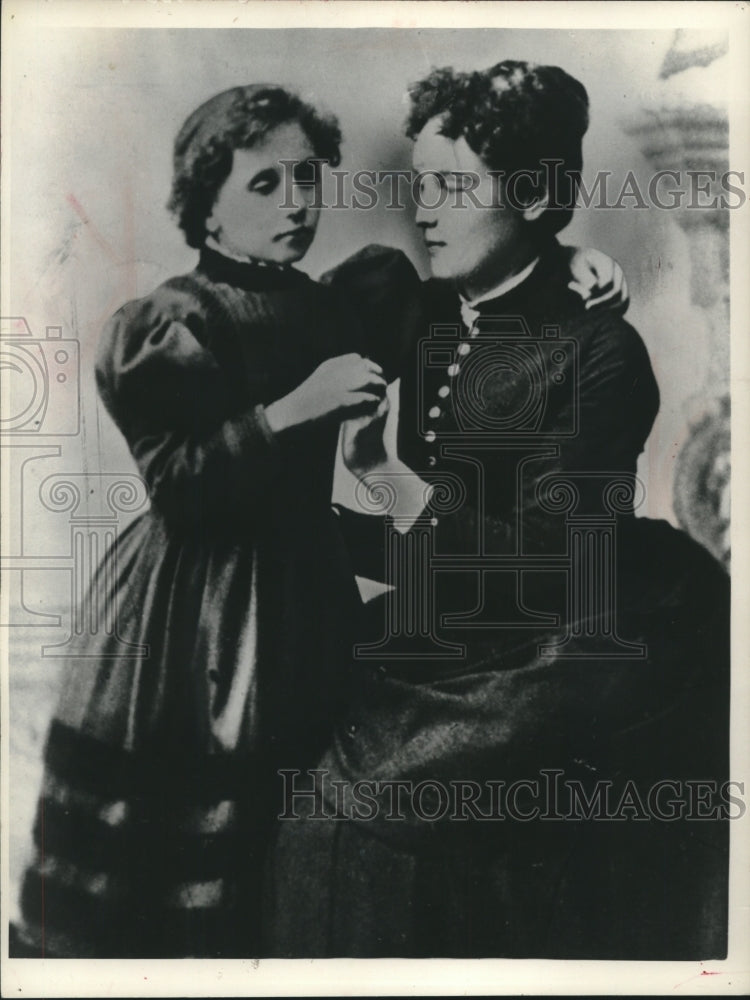 1965 Press Photo Anne Sullivan&#39;s Fingers &#39;Talk&#39; To Palm Of Young Helen Keller- Historic Images