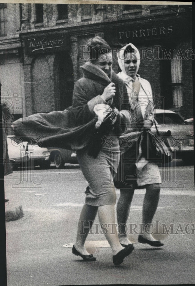 1961 Press Photo Milwaukee pedestrians buffeted by high winds that hit the city- Historic Images