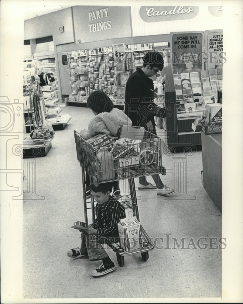 1973 Press Photo Children Sit In Shopping Cart Filled With Items At Supermarket- Historic Images