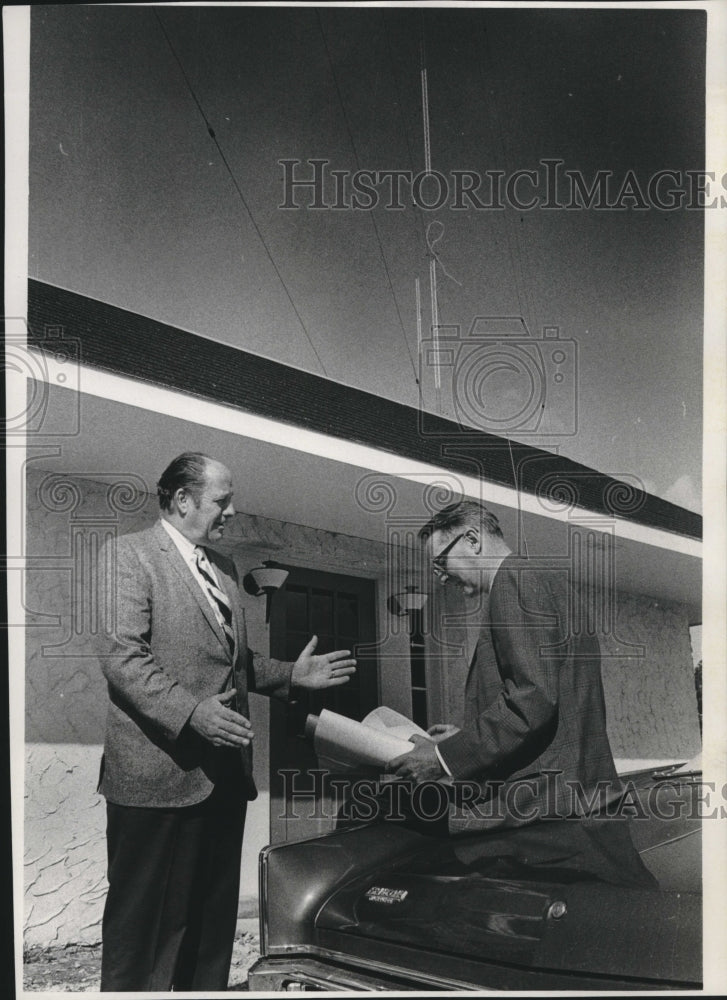 1970 Press Photo Neil Searles, WAWA with Leaf Kraur- Historic Images