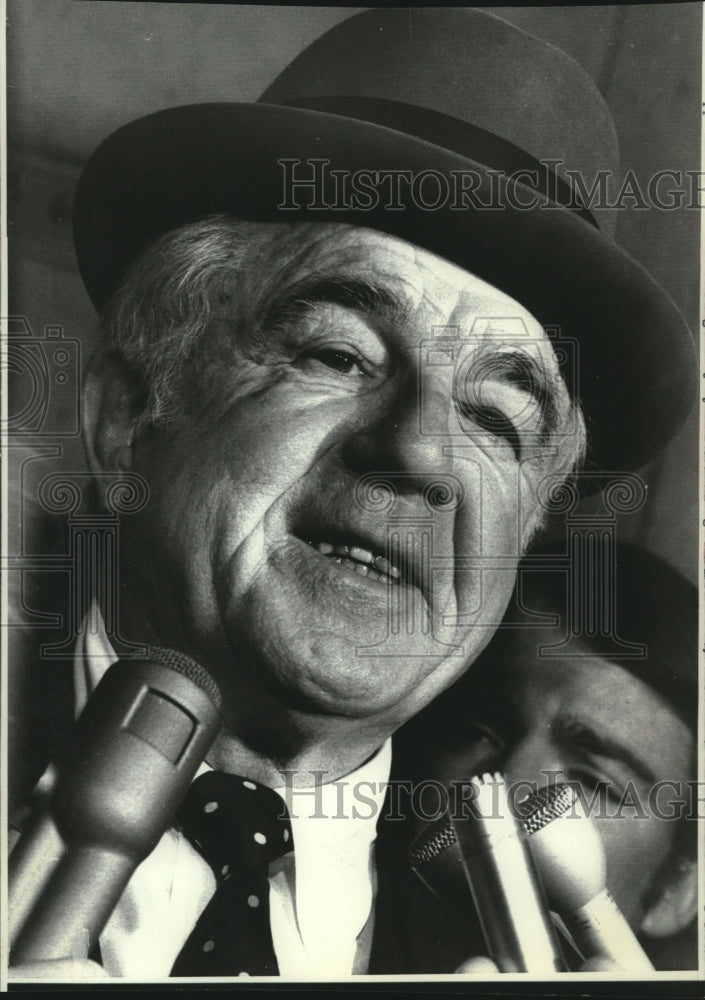 1971 Press Photo Barnabas Sears talked with newsmen in Chicago- Historic Images