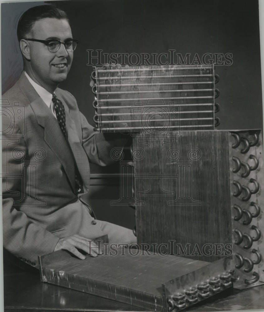 1954 Press Photo W. K. Watts, manager of Milwaukee's Perfex Corporation
