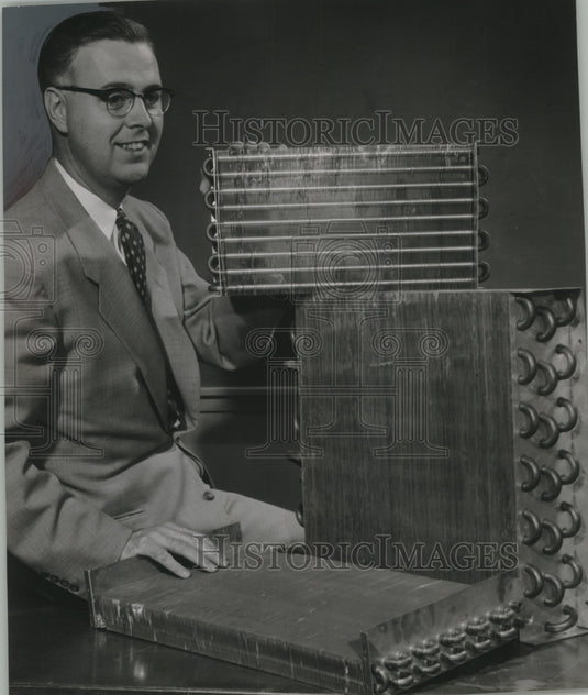 1954 Press Photo W. K. Watts, manager of Milwaukee's Perfex Corporation
