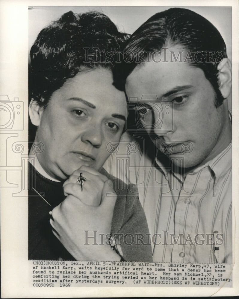 1969 Press Photo Shirley Karp &amp; son pray for husbands heart transplant, Texas- Historic Images