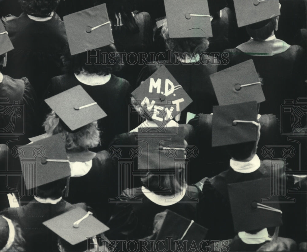 1986 Press Photo UW-Madison students, capped and gowned on their graduation day- Historic Images