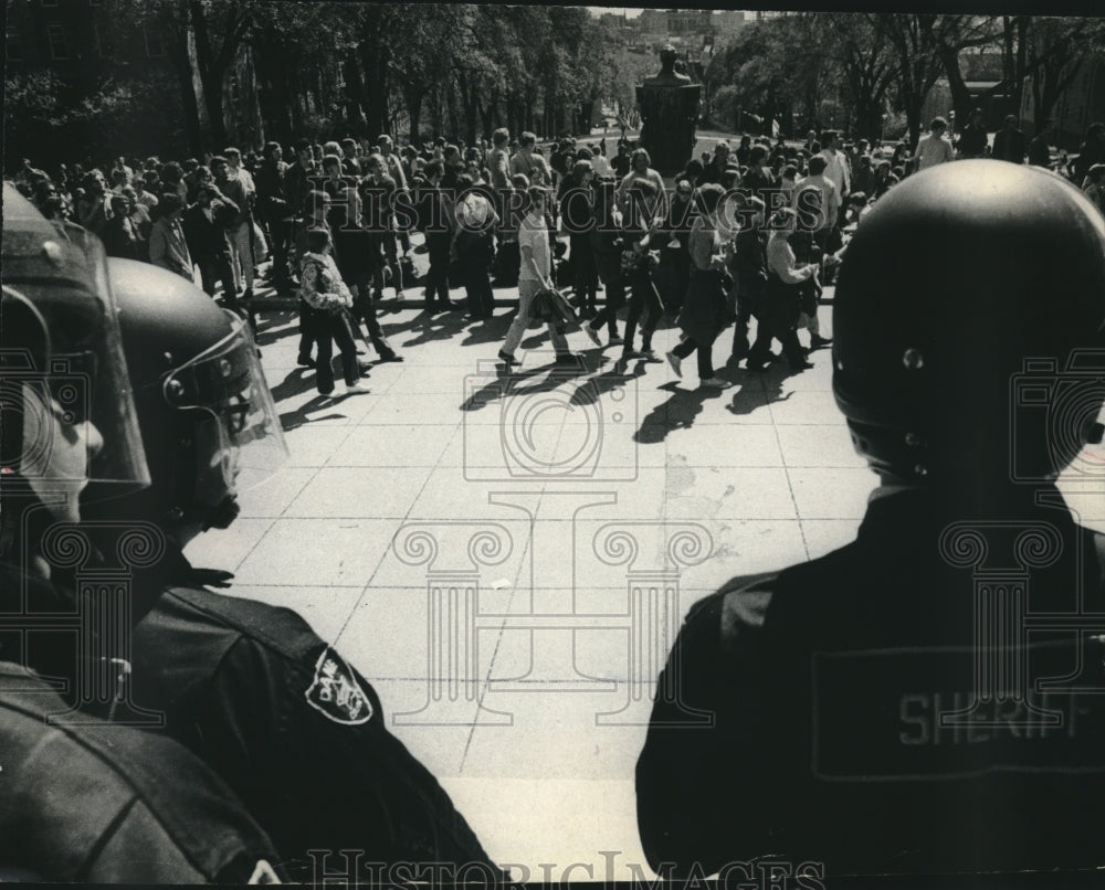 1970 Press Photo Policemen guard UW-Madison student-protestors at demonstration- Historic Images