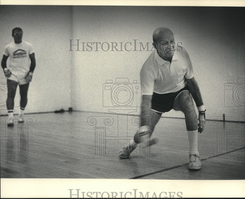 1986 Press Photo Elmer Sanger Plays Handball Match At Central YMCA In Milwaukee- Historic Images