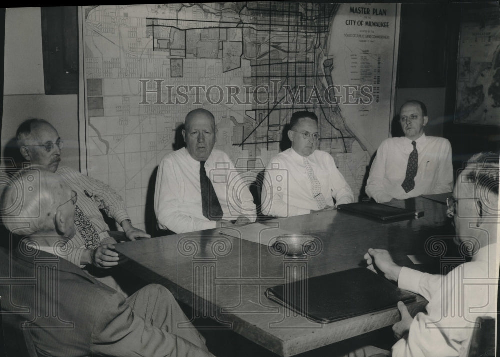 1947 Press Photo Mayor Bohn, with land commission advisory council, Wisconsin- Historic Images