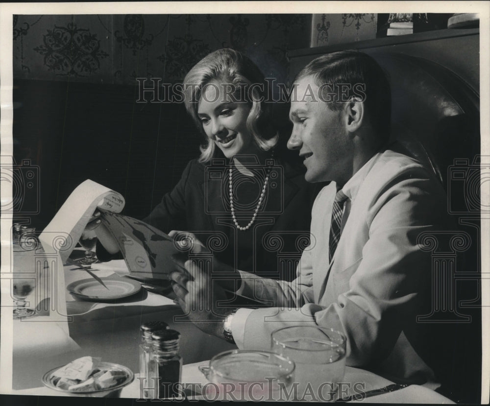 1965 Press Photo Sue Ann Downey, Dale Bartley at dinner, Frenchy&#39;s restaurant- Historic Images