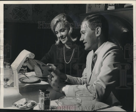 1965 Press Photo Sue Ann Downey, Dale Bartley at dinner, Frenchy's restaurant- Historic Images