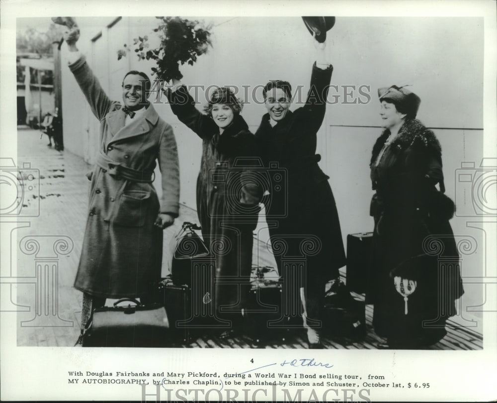 1964 Press Photo Charles Chaplin With Others At World War I Bond Selling Tour- Historic Images