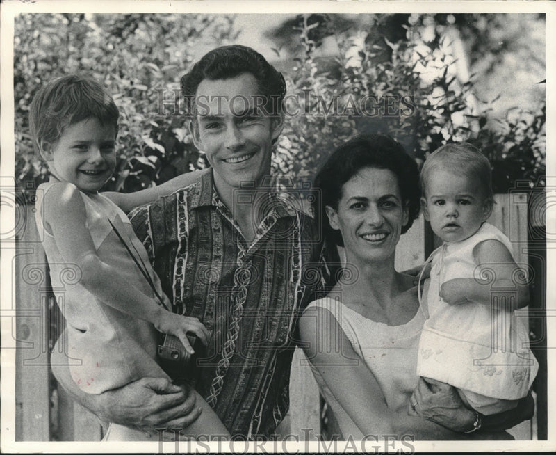 Load image into Gallery viewer, 1968 Press Photo Kenneth Schermerhorn and family - mjc25456
