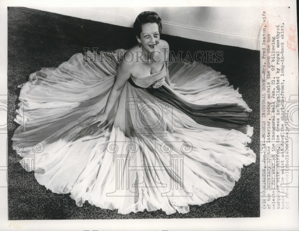 1957 Press Photo Mrs. Fred Seaton models her inaugural ball gown in Washington- Historic Images