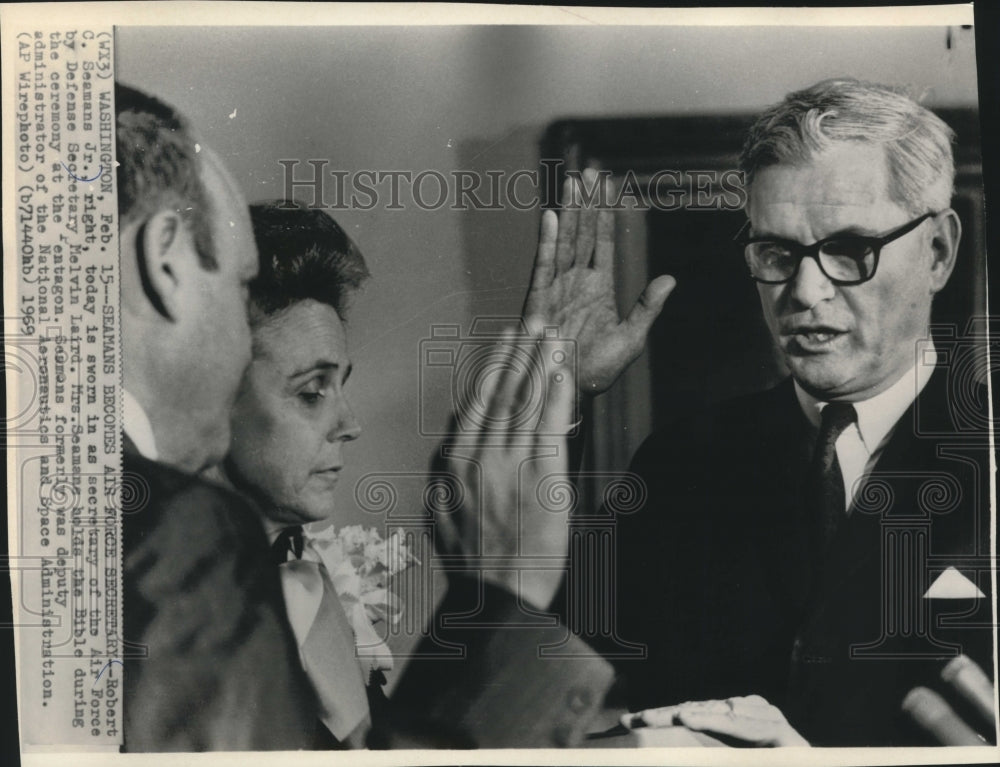1969 Press Photo R. Seamans Jr. sworn in as secretary of Air Force at Pentagon