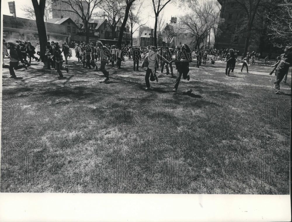 1972 Press Photo War protesters run from tear gas spray, University of Wisconsin- Historic Images