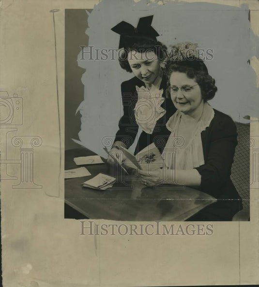 1945 Press Photo Mrs. Fred H. Schimmel & Mrs. Frank Stark of Wisconsin- Historic Images
