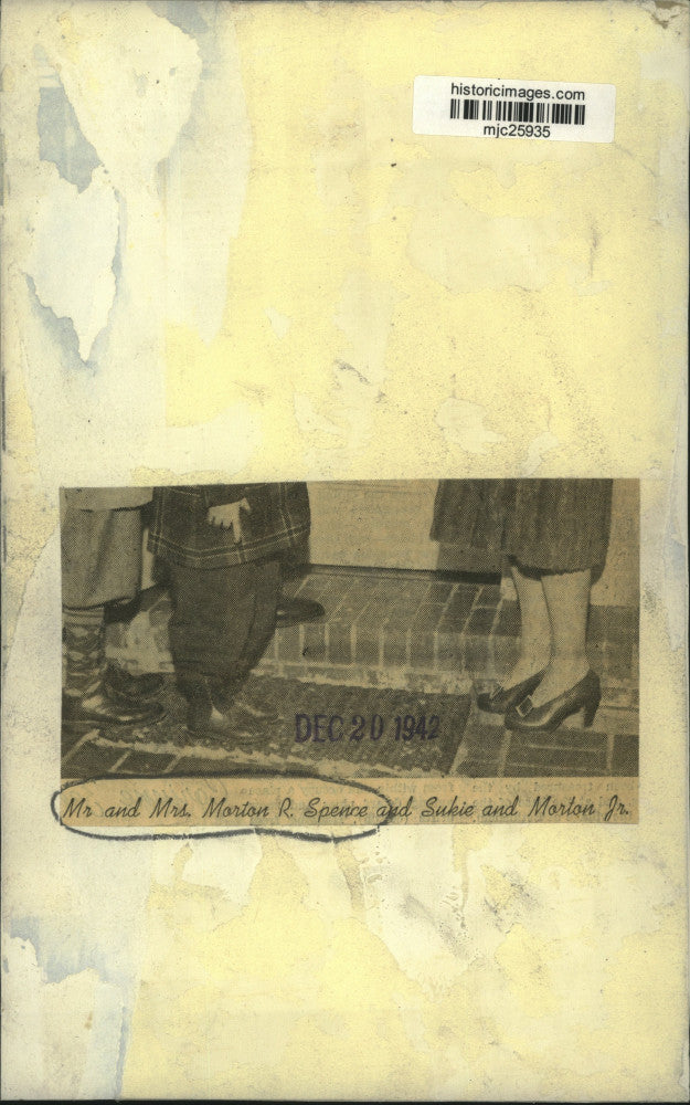 1942 Press Photo Mr. & Mrs. Morton R. Spence hang wreath with Sukie & Morton Jr.