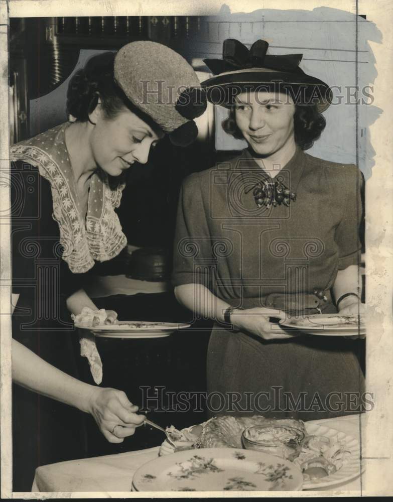 1941 Press Photo Mrs.N.Warren Bourne &amp; Mrs.William Studley lunch at College club- Historic Images