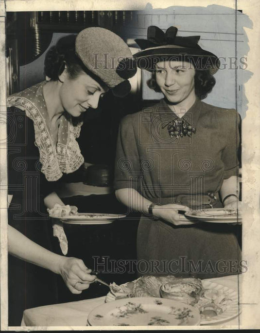 1941 Press Photo Mrs.N.Warren Bourne & Mrs.William Studley lunch at College club- Historic Images