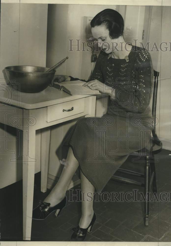 Load image into Gallery viewer, 1934 Press Photo Mrs. Fenwick Pugh takes seriously her assignment to bake a cake
