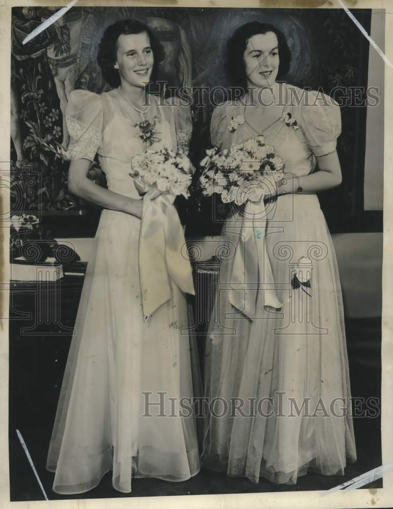 1940 Press Photo Sallie Spence, left, and Judy Traphagen introduced to society