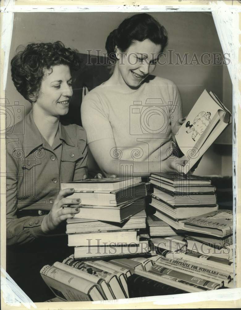 1939 Press Photo Mrs. John Beffel & Mrs. Willis Sullivan assist with fund raiser