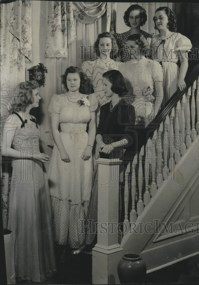 1941 Press Photo Queen Jean Temme (left) lines up her court at Ripon Junior Prom