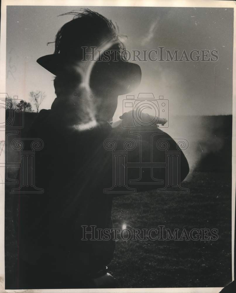 1961 Press Photo Civil War buff Donald Schwandt firing a musket, West Bend- Historic Images