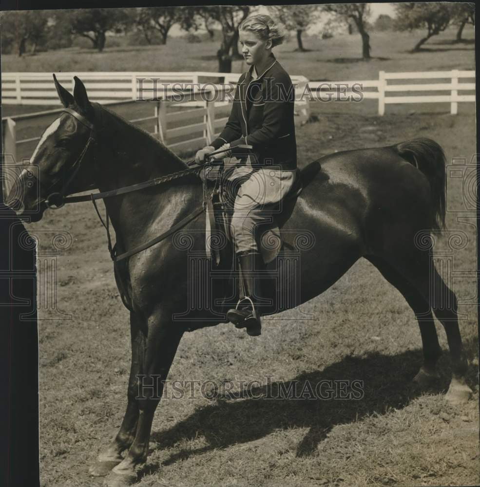 1936 Press Photo Janice Taylor on horseback, Wisconsin - mjc26115- Historic Images