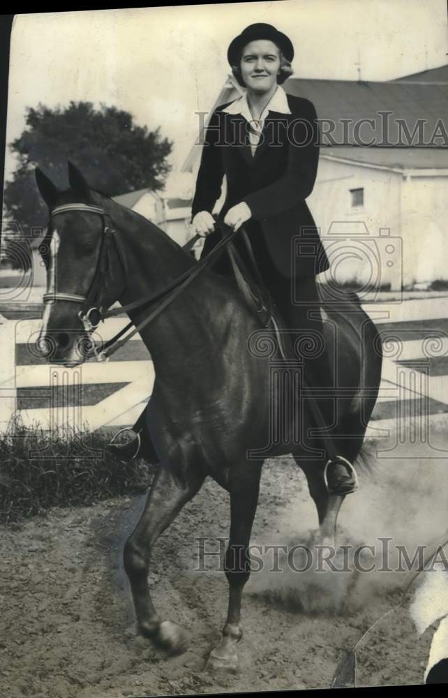 1939 Press Photo Janice Taylor riding a horse, Wisconsin - mjc26116